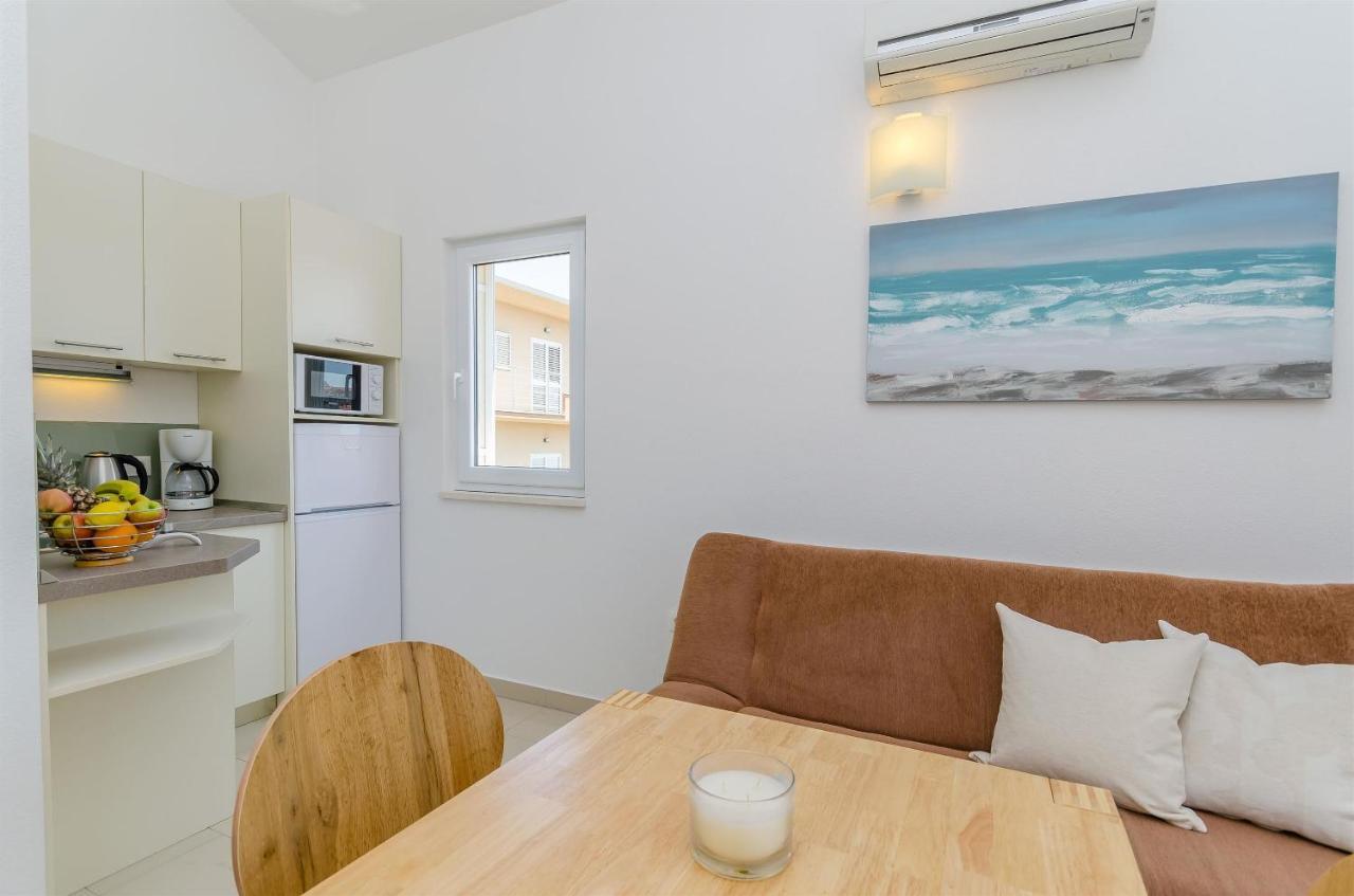 Apartments And Room Maestral โตรกีร์ ภายนอก รูปภาพ