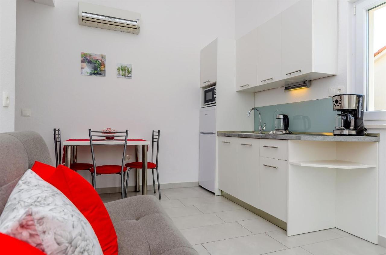 Apartments And Room Maestral โตรกีร์ ภายนอก รูปภาพ