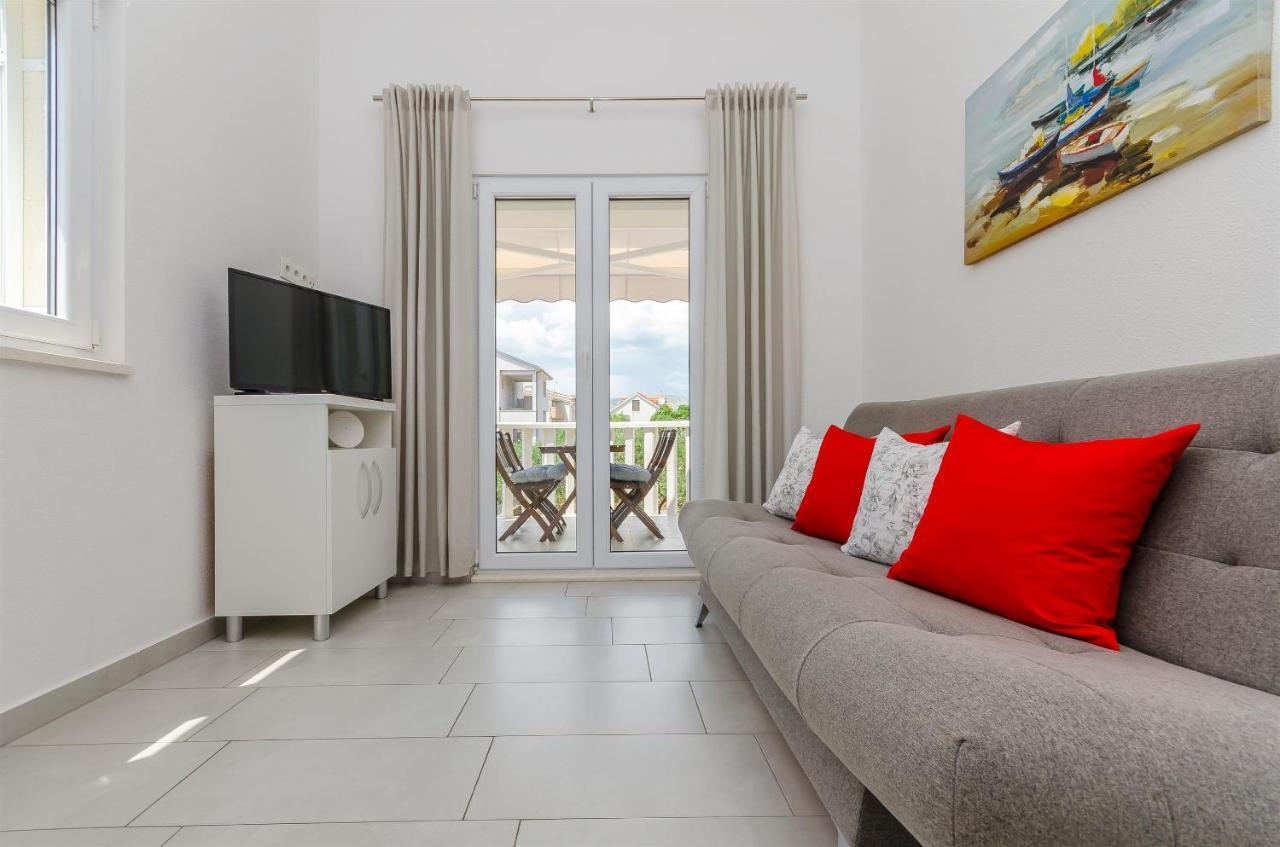Apartments And Room Maestral โตรกีร์ ภายนอก รูปภาพ