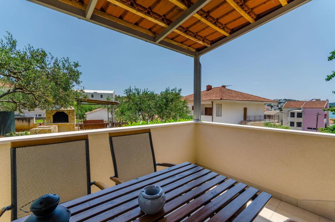 Apartments And Room Maestral โตรกีร์ ภายนอก รูปภาพ