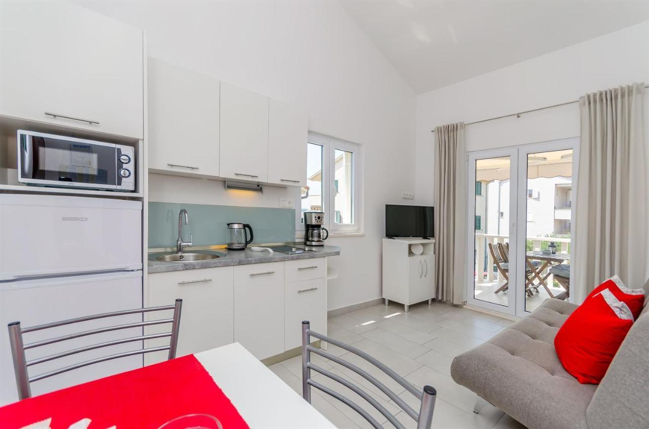 Apartments And Room Maestral โตรกีร์ ภายนอก รูปภาพ