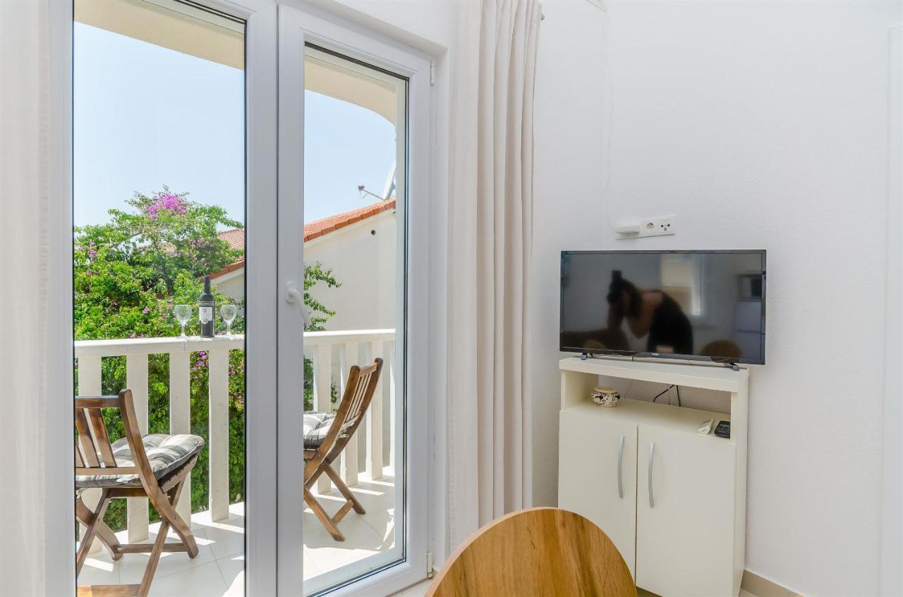 Apartments And Room Maestral โตรกีร์ ภายนอก รูปภาพ