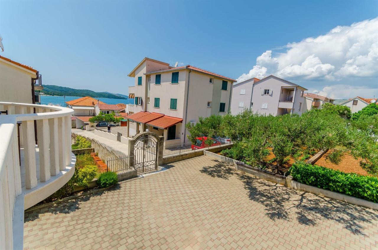 Apartments And Room Maestral โตรกีร์ ภายนอก รูปภาพ