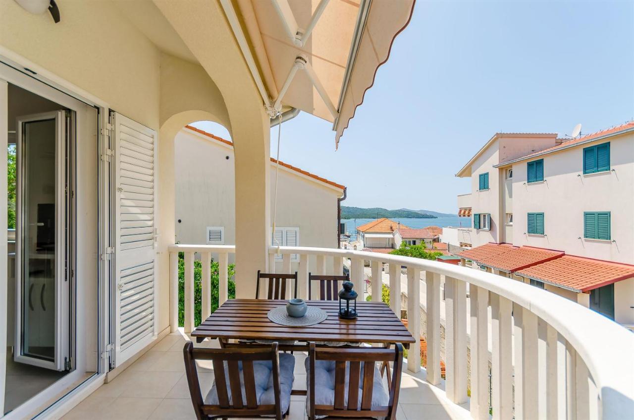 Apartments And Room Maestral โตรกีร์ ภายนอก รูปภาพ