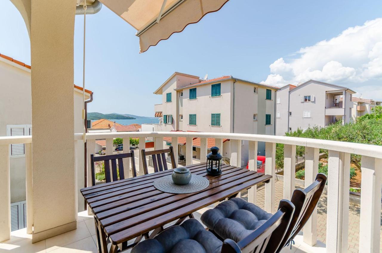 Apartments And Room Maestral โตรกีร์ ภายนอก รูปภาพ