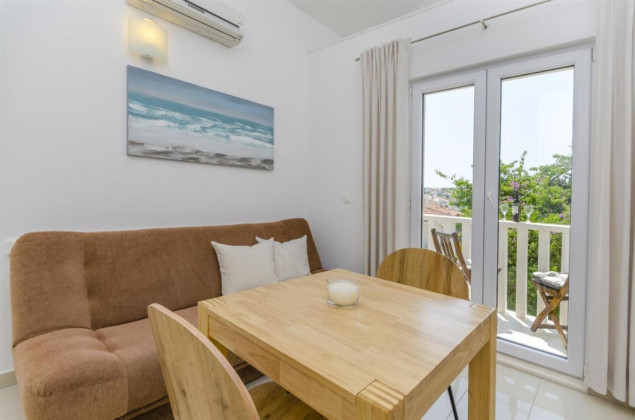 Apartments And Room Maestral โตรกีร์ ภายนอก รูปภาพ