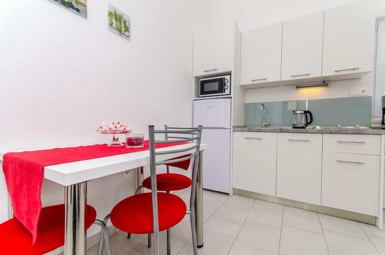 Apartments And Room Maestral โตรกีร์ ภายนอก รูปภาพ