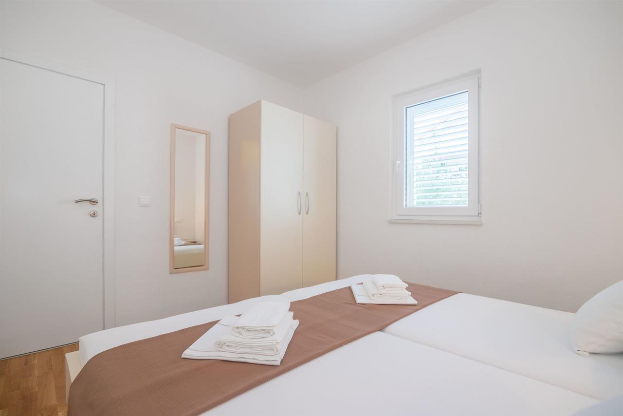 Apartments And Room Maestral โตรกีร์ ภายนอก รูปภาพ