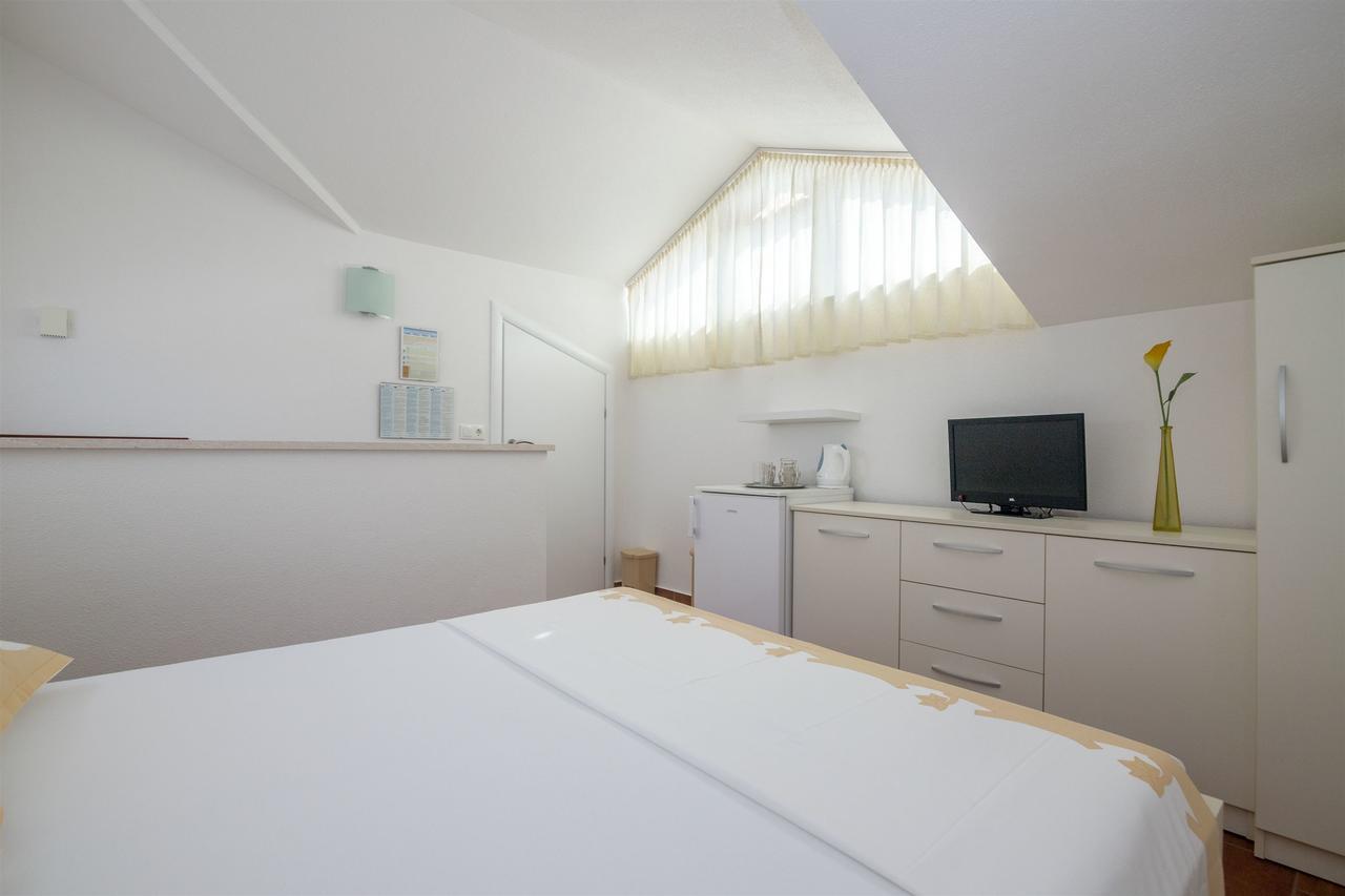 Apartments And Room Maestral โตรกีร์ ภายนอก รูปภาพ
