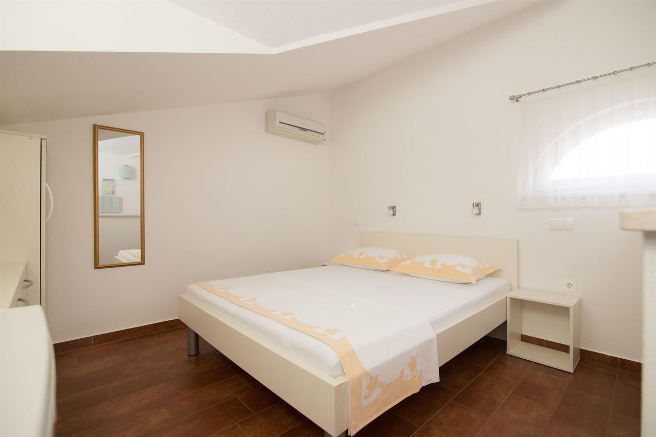 Apartments And Room Maestral โตรกีร์ ภายนอก รูปภาพ