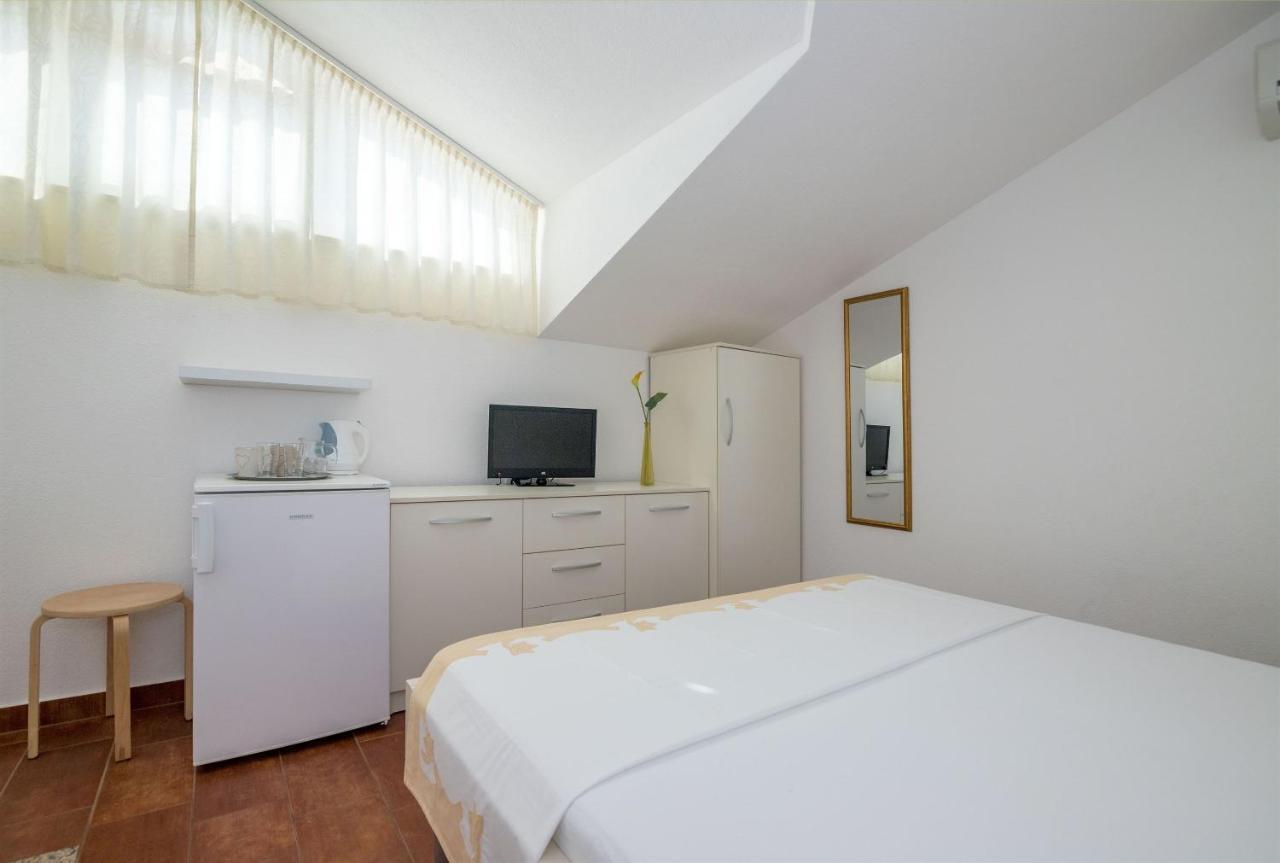 Apartments And Room Maestral โตรกีร์ ภายนอก รูปภาพ